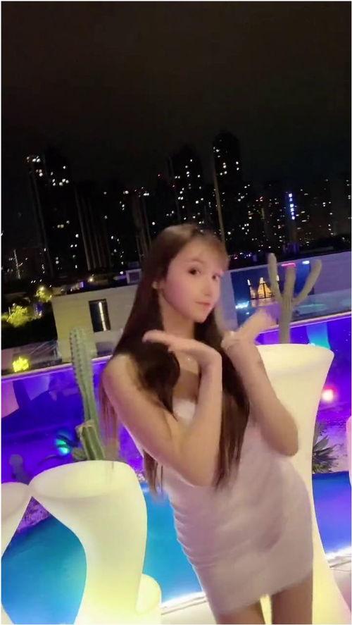 网红街头扭胯图片,网红街头扭胯热舞风潮